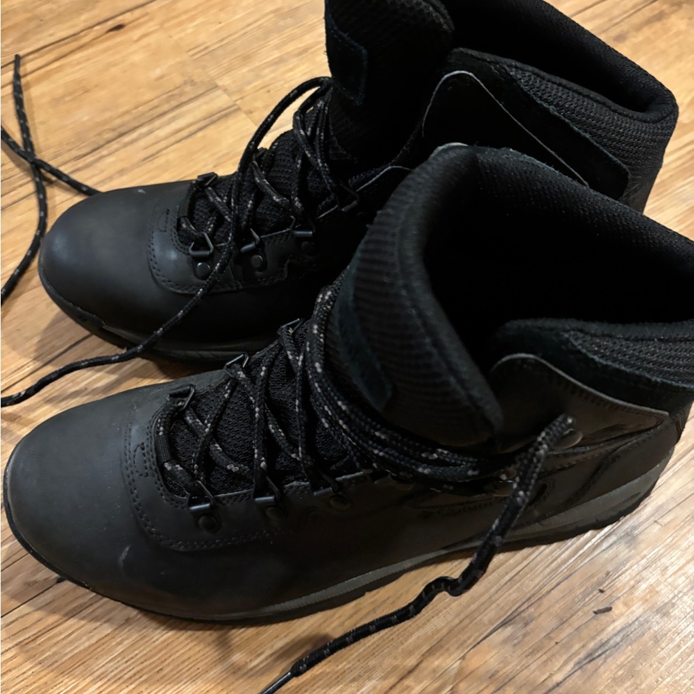 Columbia Men's Black Outdoor Hiking Boots - Picture 3 of 6